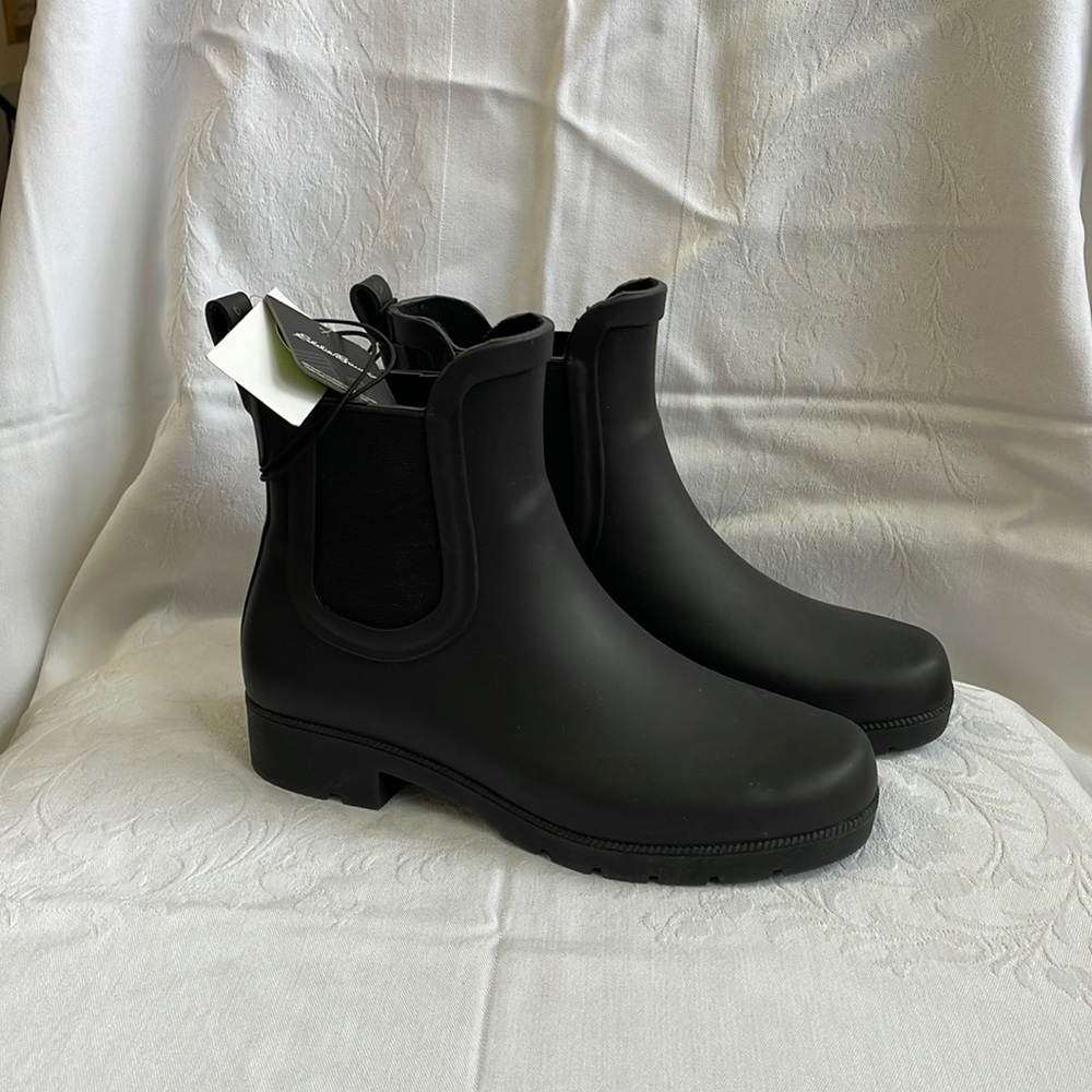 Eddie Bauer women’s Chelsea boots in size 7